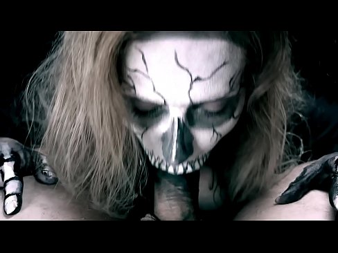 ❤️ Demoniczna dziewczyna ssąca kutasa swoimi czarnymi ustami i połykająca spermę. Super porn at us ❌️